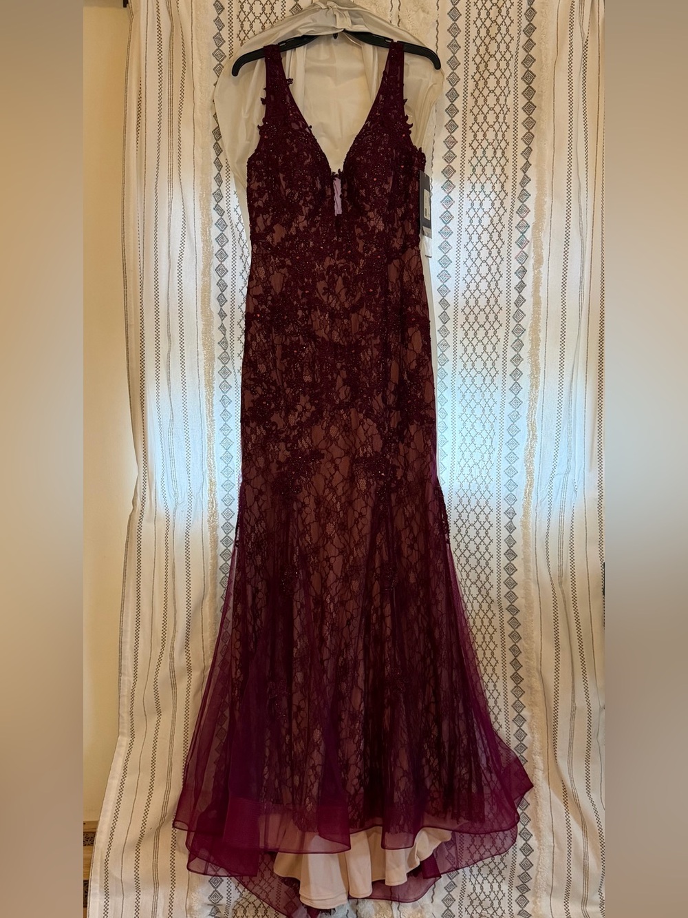 Lace V-Neck Mother of the Bride/Groom Gown in Wine